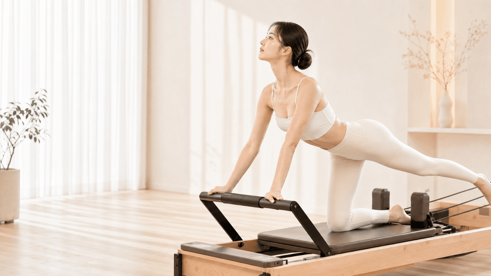 nico pilates スタジオでリフォーマーを使うピラティスレッスンの様子